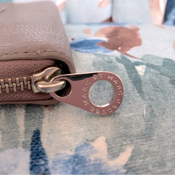 NWT Marc by Marc Jacobs Tan Leather Zippy Wallet - Picture 14 of 16